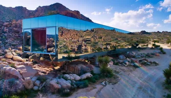 Khám phá 'ngôi nhà vô hình' 18 triệu USD nằm giữa sa mạc